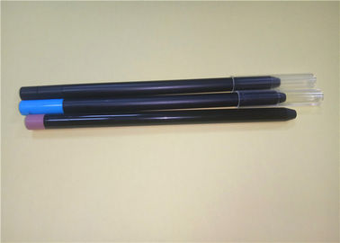 Individu automatique affilant le crayon d'eye-liner avec l'affûteuse avec la couleur multi
