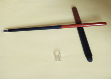 L'individu affilant les tubes en plastique de crayon automatique d'eye-liner amincissent la couleur rouge de forme
